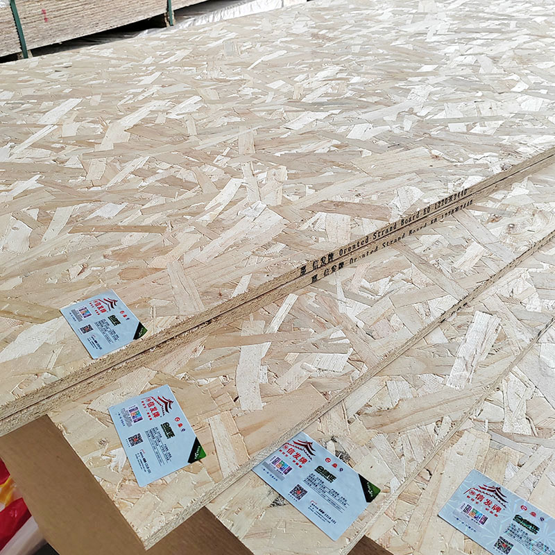 "欧松板"在家具上的应用得到了空前的发展，很多的大型家具企业都开始使用"欧松板"制作家具，其备受消费者喜欢的原因就是甲醛释放较低，并且结实耐用，且比中密度纤维板（中纤板），刨花板（又称实木颗粒板、三聚氰胺板）制作的家具重量轻。
欧松板是世界范围内发展最迅速的板材，在北美、欧洲、日本等发达国家已广泛用于建筑、装饰、家具、包装等领域，是细木工板、胶合板的升级换代产品。